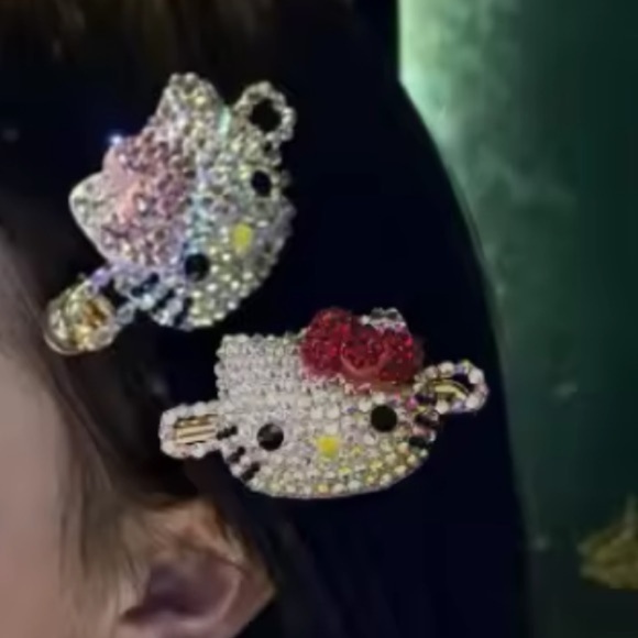 NWT Hello Kitty Rhinestone Hair Clip - Multicolor - Picture 2 of 7